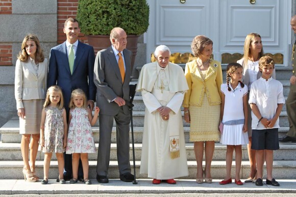 La famille royale d'Espagne accueille le Pape Benoit XVI au palais de la Zarzuela. Le 19 août 2011