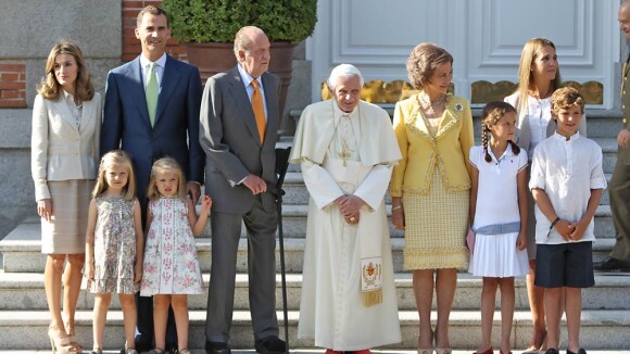 Famille d'Espagne : La tribu reçoit Benoît XVI sous un radieux soleil