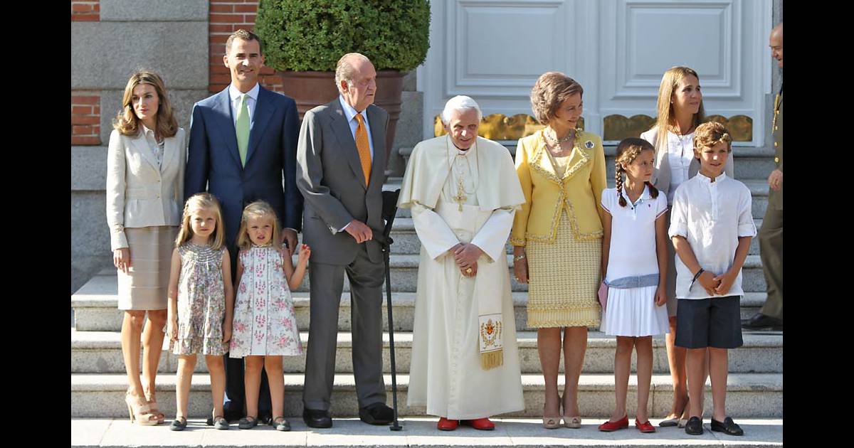 La famille royale d'Espagne accueille le Pape Benoit XVI au palais de