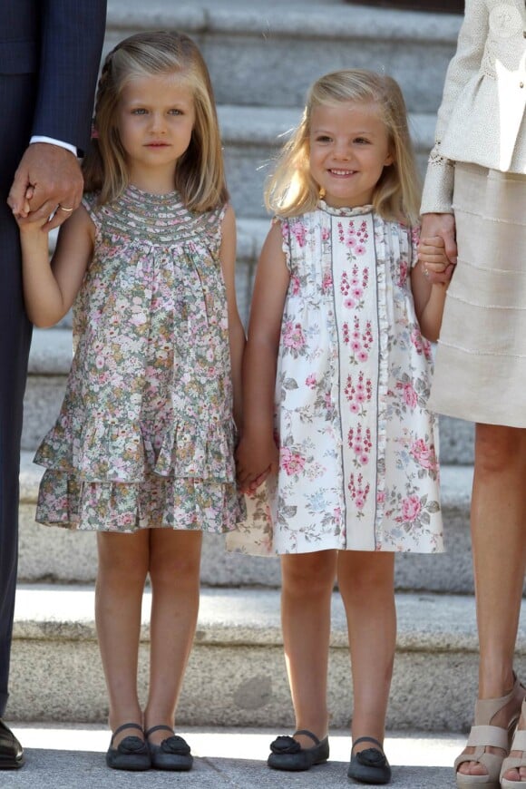 Letizia d'Espagne avec ses deux fillettes accueille le Pape Benoit XVI au palais de la Zarzuela. Le 19 août 2011