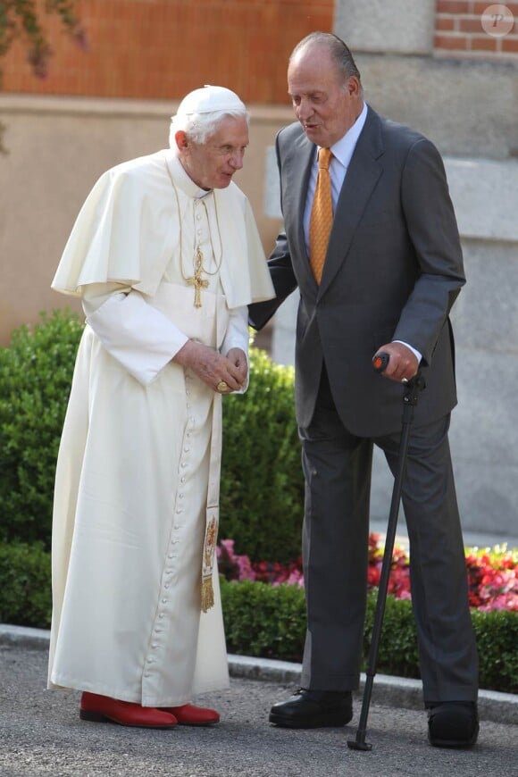 Le roi Juan Carlos d'Espagne reçoit le Pape Benoit XVI au palais de la Zarzuela. Le 19 août 2011