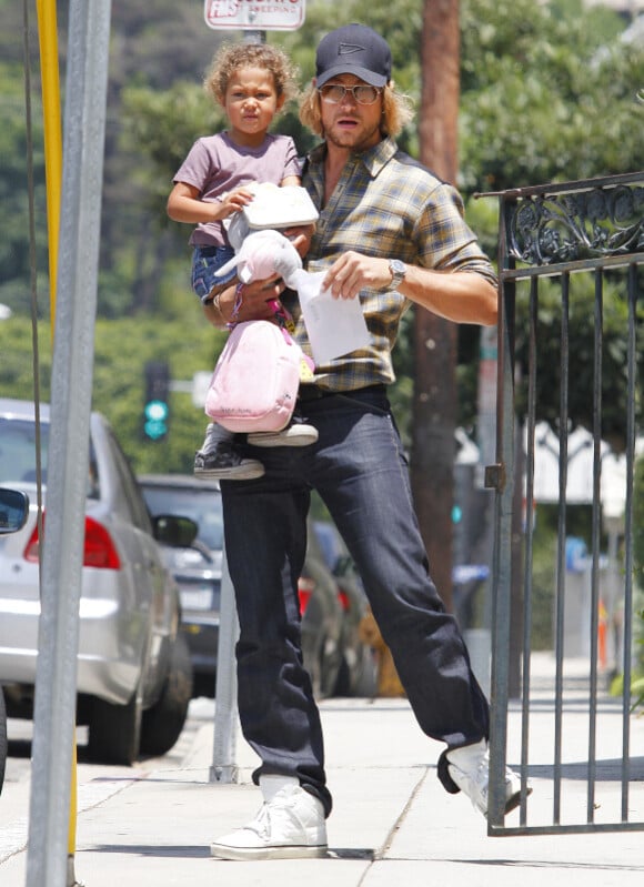 Gabriel Aubry récupère sa petite Nahla dont il partage la garde avec Halle Berry, à Los Angeles, le 19 août !