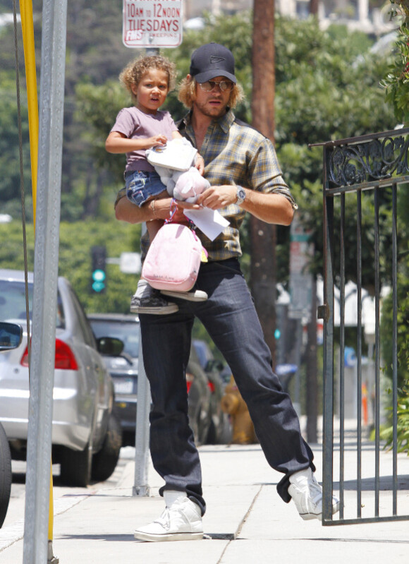 Gabriel Aubry récupère sa petite Nahla dont il partage la garde avec Halle Berry, à Los Angeles, le 19 août !