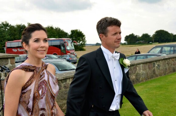 Le 20 août 2011, avant d'embarquer pour leur tournée estivale du pays, Frederik et Mary de Danemark assistaient au mariage d'Andres Kirk Johansen.