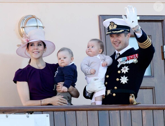 Le prince Frederik et la princesse Mary de Danemark le 22 août 2011, au premier jour de leur croisière estivale à bord du Dannebrog avec leurs jumeaux, le prince Vincent et la princesse Joséphine, à Skagen.