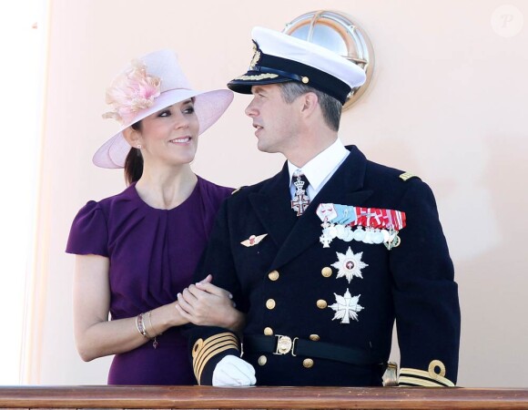 Le prince Frederik et la princesse Mary de Danemark le 22 août 2011, au premier jour de leur croisière estivale à bord du Dannebrog avec leurs jumeaux, le prince Vincent et la princesse Joséphine, à Skagen.