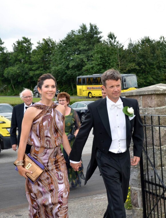 Le 20 août 2011, avant d'embarquer pour leur tournée estivale du pays, Frederik et Mary de Danemark assistaient au mariage d'Andres Kirk Johansen.
