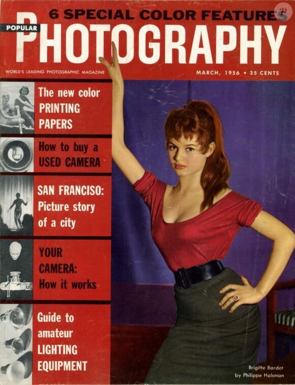 Mars 1956 : l'actrice Brigitte Bardot pose en couverture du magazine américain Popular Photography.