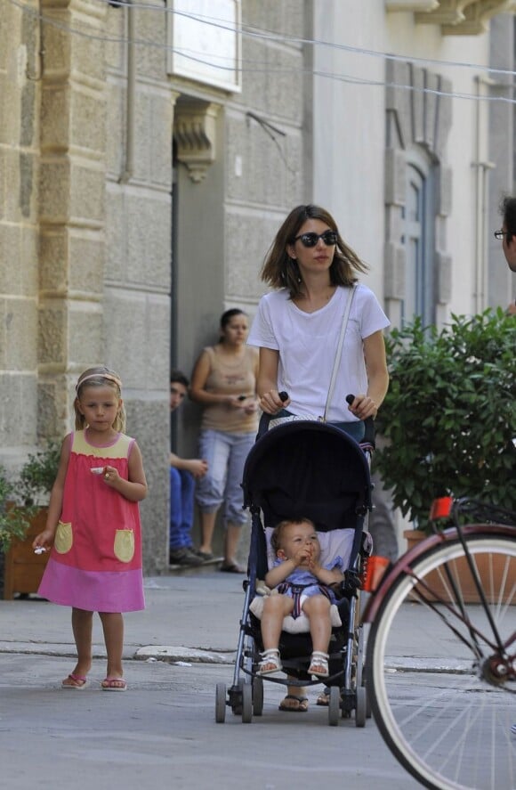 Sofia Coppola avec ses filles Cosima et Romy, en août 2011, en Italie.