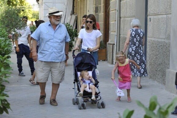 Sofia Coppola avec ses filles Cosima et Romy, en août 2011, en Italie. Son papa Francis Ford Coppola est à ses côtés.