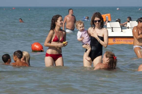 Sofia Coppola se baigne avec ses filles Cosima et Romy, ainsi que des amies, en août 2011, en Italie.