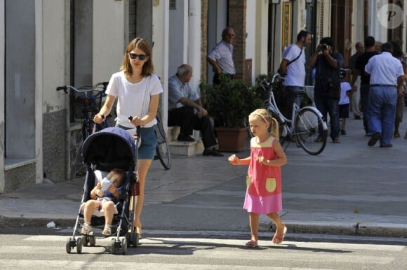 Sofia Coppola fait une balade avec Cosima et Romy, en août 2011, en Italie.