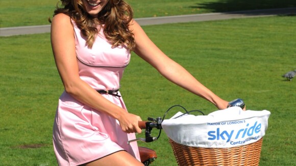 Kelly Brook : même sur un vélo, elle fait son show en pin-up sexy