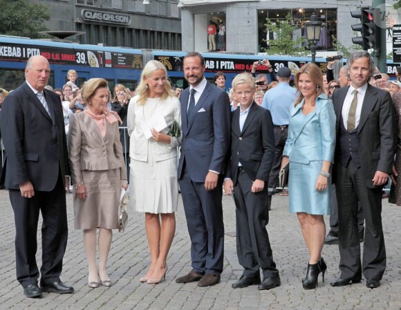Célébration des 10 ans de mariage du prince Haakon et de la princesse Mette-Marit à Oslo, le 25 août 2011. Autour du couple, sur le parvis de la cathédrale, le roi Harald, la reine Sonja, Marius, la princesse Märtha-Louise et son mari Ari Behn.