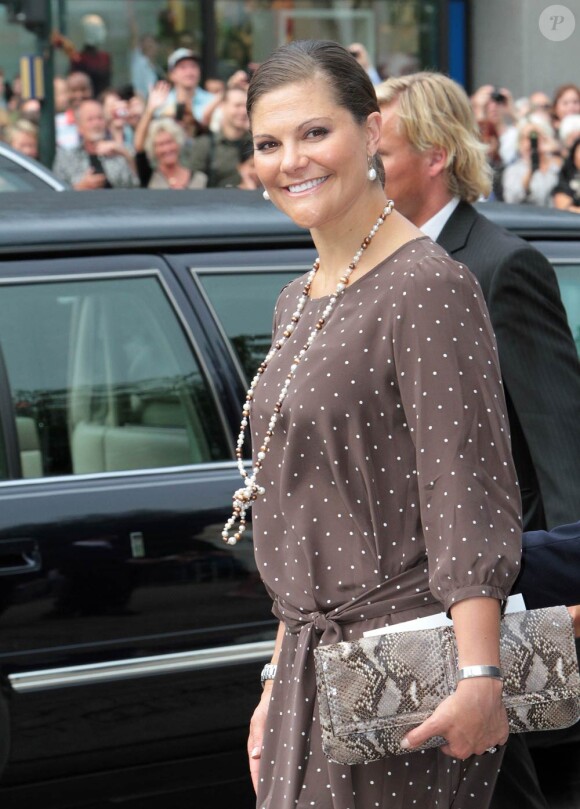 Marraine de la petite princesse Ingrid Alexandra de Norvège, la princesse Victoria de Suède, enceinte et toujours inspirée stylistiquement, était présente avec son mari le prince Daniel pour la célébration des 10 ans de mariage du prince Haakon et de la princesse Mette-Marit à Oslo, le 25 août 2011.