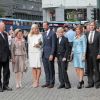 Célébration des 10 ans de mariage du prince Haakon et de la princesse Mette-Marit à Oslo, le 25 août 2011. Autour du couple, sur le parvis de la cathédrale, le roi Harald, la reine Sonja, Marius, la princesse Märtha-Louise et son mari Ari Behn.