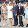 Célébration des 10 ans de mariage du prince Haakon et de la princesse Mette-Marit à Oslo, le 25 août 2011. Autour du couple, sur le parvis de la cathédrale, le roi Harald, la reine Sonja, Marius, la princesse Märtha-Louise et son mari Ari Behn.