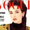 Novembre 1988 : Isabelle Adjani divinement vêtue pose en couverture de Vogue.