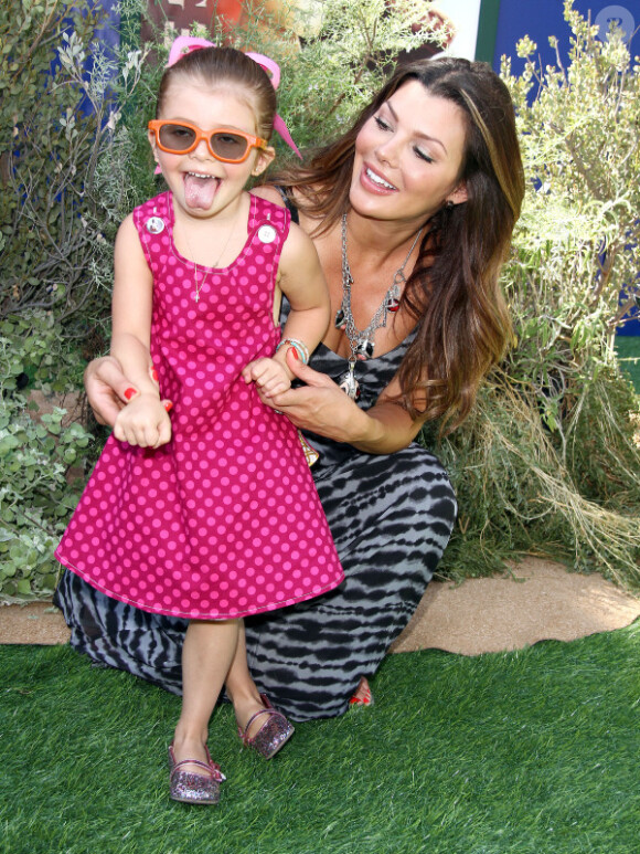 Ali Landry et sa fille Estela, pour la projection de la version 3D du Roi Lion, à Los Angeles, samedi 27 août 2011.