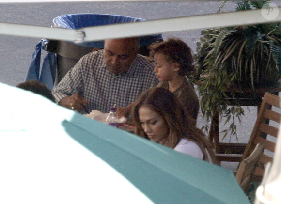 Même avec un emploi du temps chargé, Jennifer Lopez trouve le temps de déjeuner avec ses enfants sur le plateau de tournage de son clip Papi à Los Angeles.