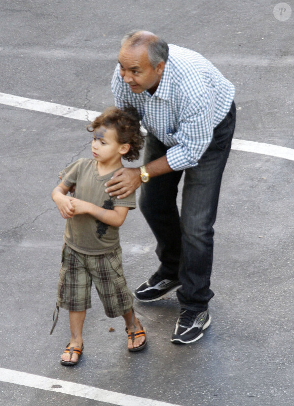 Jennifer Lopez profite des moindres moments de répit durant le tournage de son clip Papi pour profiter de ses enfants...