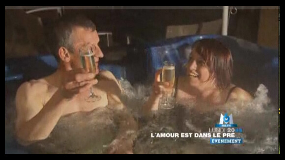 L'amour est dans le pré 6 : Week-end en amoureux, bain à remous, peignoir et champagne