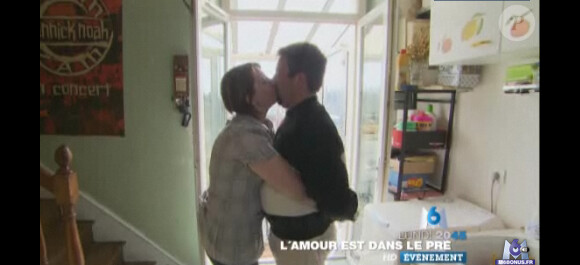 Valérie et Sylvain en plein bisou dans l'amour est dans le pré, saison 6 !