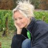 Adriana Karembeu participe aux vendanges du Clos Lanson, à Reims, en août 2011. 