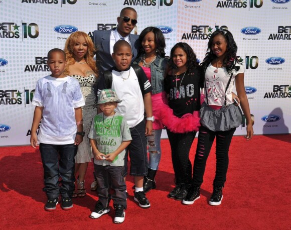 T.I. et sa femme et ses six enfants en juin 2010 à Los Angeles
