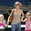 Denise Richards et ses deux filles Lola et Sam Sheen en train de faire des courses dans un magasin de sport, en Californie le 1er septembre