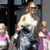 Denise Richards et ses deux filles Lola et Sam Sheen en train de faire des courses dans un magasin de sport, en Californie le 1er septembre