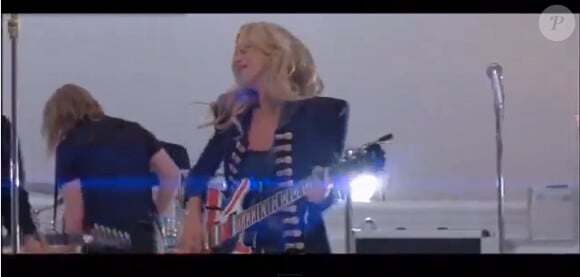 Kate Moss et sa guitare fêtent ses dix ans de collaboration avec Rimmel. A cette occasion, elle a tourné en mai dernier dans les Studios SPTING à Londres