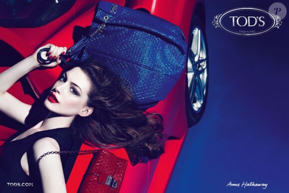 Anne Hathaway présente la nouvelle collection de sacs Tod's
