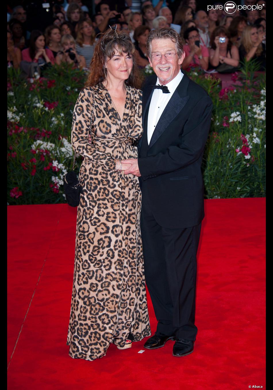 JOhn Hurt et sa femme Anwen Rees Meyers lors de la présentation au festival de Venise du film La ...