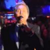 Valentino chante au karaoke organisé à New York par Carine Roitfeld.