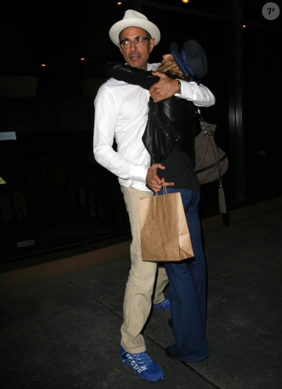 Jeff Goldblum et une jeune inconnue à la sortie du restaurant Chez Madeo à Los Angeles le 9 septembre 2011
