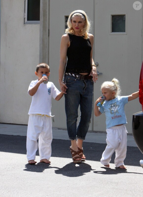 La chanteuse Gwen Stefani emmène ses deux fils Kingston et Zuma à leur cours de Karate à Santa Monica le 11 septembre 2011