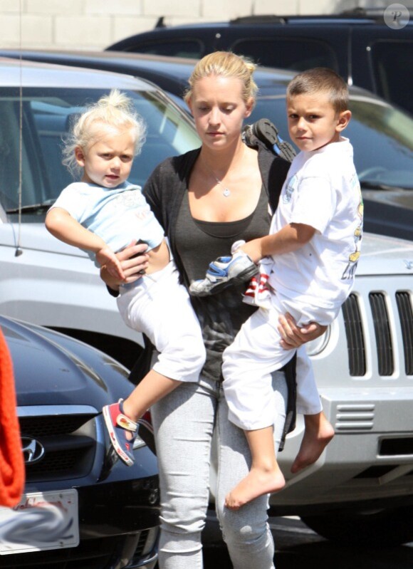 La nounou de Gwen Stefani s'occupe de ses deux fils Kingston et Zuma à leur cours de Karate à Santa Monica le 11 septembre 2011