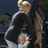 La nounou de Gwen Stefani s'occupe du petit Zuma à Santa Monica le 11 septembre 2011
