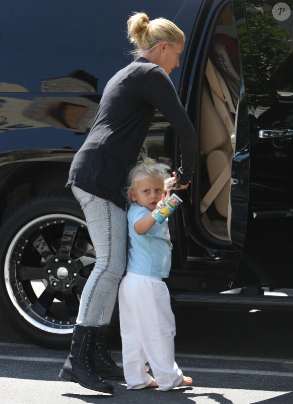 La nounou de Gwen Stefani s'occupe du petit Zuma à Santa Monica le 11 septembre 2011
