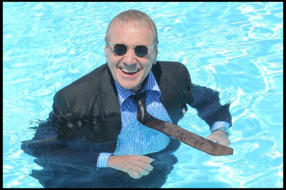 Yves Rénier plonge tout habillé dans une piscine sur le tournage du prime time de Plus Belle La Vie, diffusé sur France 3.