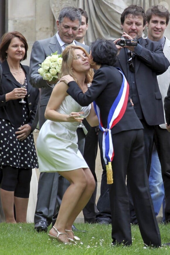 Jean-Marie Bigard et sa femme Lola Marois lors de leur mariage à la mairie du VIIe arrondissement de Paris, le 27 mai 2011.