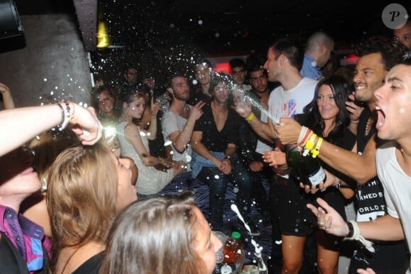 Daniel arrose la foule de champagne aux côtés de Simon, Julie, Zarko et Morgan lors d'une soirée au Duplex le 7 septembre 2011