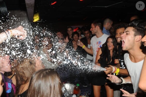 Daniel arrose la foule de champagne aux côtés de Simon et Morgan lors d'une soirée au Duplex le 7 septembre 2011