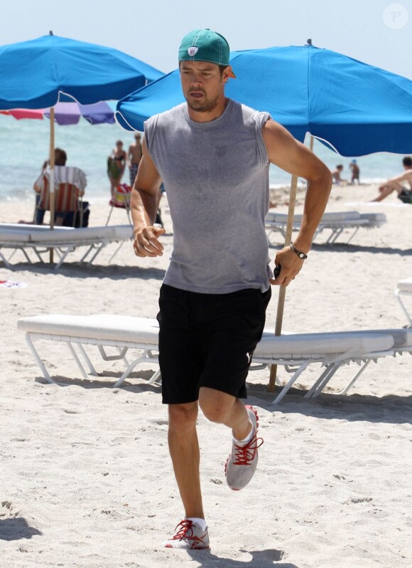 Josh Duhamel fait son jogging le 13 septembre à Miami