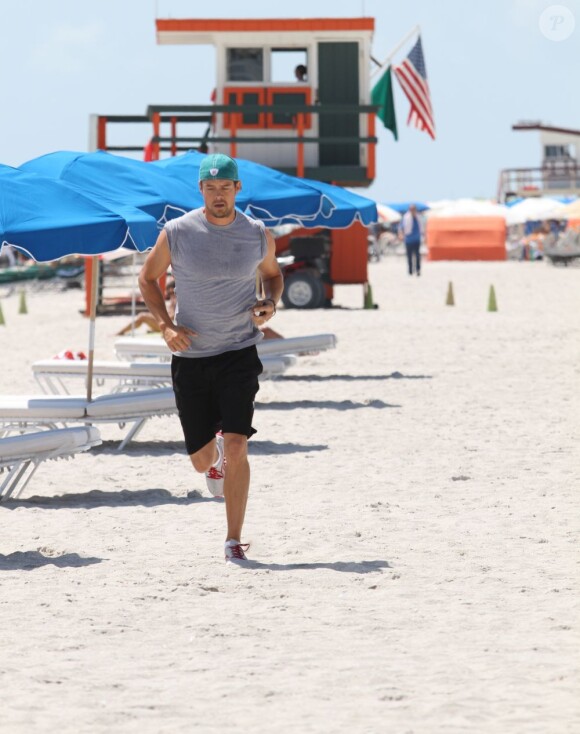 Josh Duhamel fait son jogging le 13 septembre à Miami