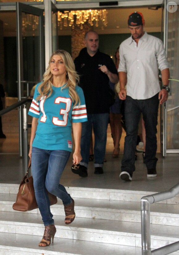 Fergie et son mari Josh Duhamel sortent de leur hôtel à Miami le 12 septembre 2011