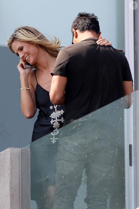 Heidi Klum en plein tournage d'une publicité pour AOL avec un charmant jeune-homme, le 15 septembre 2011 à Los Angeles