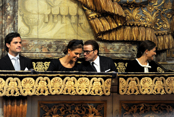 Le prince Carl Philip de Suède, la princesse Madeleine de Suède, le prince Daniel de Suède et la princesse Victoria de Suède assistent à l'Opéra royal de Stockholm pour un concert le 15 septembre 2011. Le prince Daniel fait des confidences à la princesse Madeleine. 
