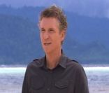 Denis Brogniart et sa torche, dans Koh Lanta 11, vendredi 16 septembre 2011 sur TF1
